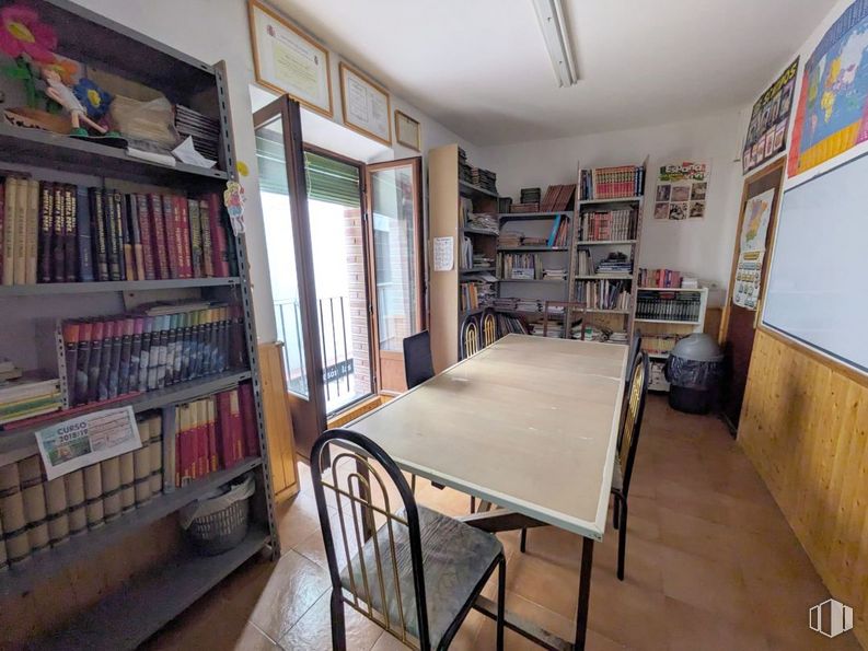 Office for rent at Zona casco histórico, Toledo, 45002 with chair, bookcase, table, kitchen & dining room table, property, shelf, shelving, wood, interior design and picture frame around