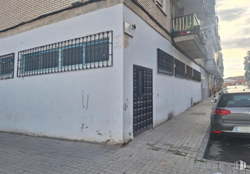 Local en venta en Calle Quiñón, 1, San Martín de la Vega, Madrid, 28330 con coche, ventana, edificio, matrícula del vehículo, luces traseras y de freno, vehículo, iluminación del automóvil, asfalto, casa y neumático de automoción alrededor