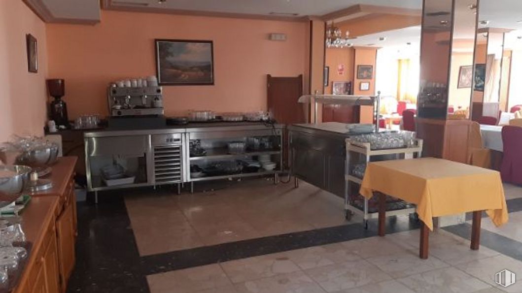 Retail for sale at Avenida de Gredos, Navalmoral, Ávila, 05120 with table, home appliance, cabinetry, furniture, picture frame, countertop, wood, kitchen, flooring and television around