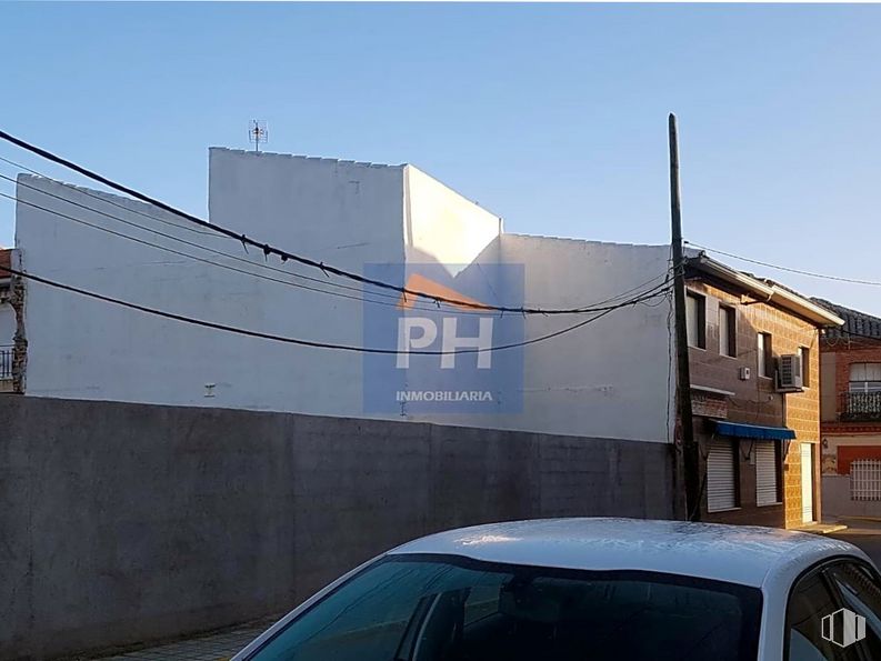 Retail for sale at Zona Centro, Numancia de la Sagra, Toledo, 45230 with car, building, sky, vehicle, hood, window, automotive design, automotive exterior, urban design and facade around