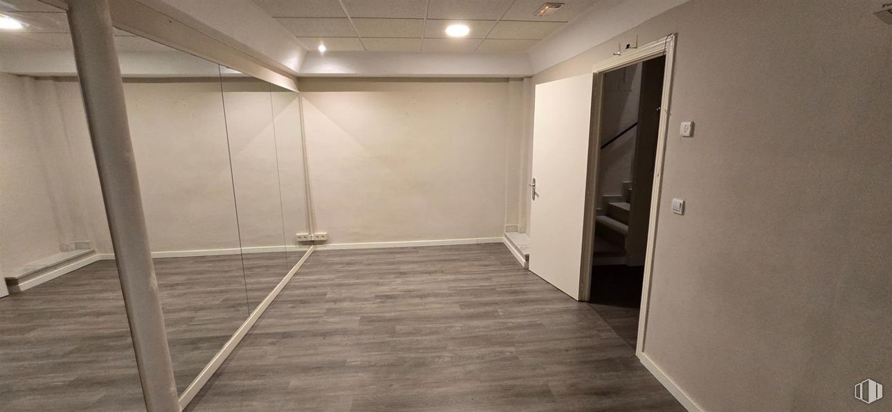 Retail for sale at Puente de Vallecas - Portazgo, Puente de Vallecas, Madrid, 28038 with door, flooring, floor, wood, wood flooring, interior design, ceiling, laminate flooring, lighting and room around