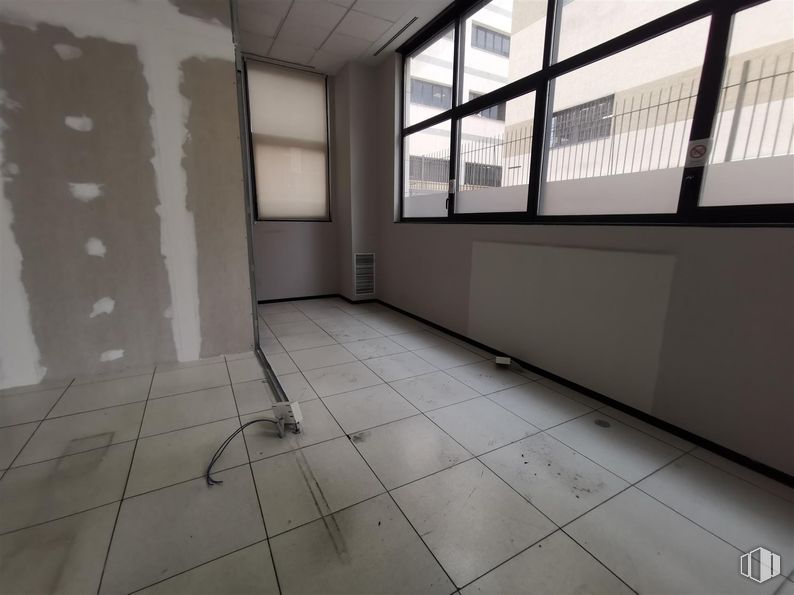 Oficina en alquiler en Calle Haya, 4, Carabanchel, Madrid, 28044 con ventana, edificio, hall, accesorio, suelos, suelo, sombra, propiedad material, madera y vidrio alrededor