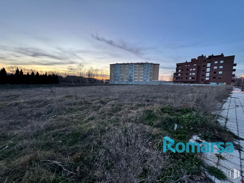 Land for sale at Calle Beethoven, Ávila, 05003 with building, sky, cloud, plant, land lot, natural landscape, grass, landscape, horizon and tree around