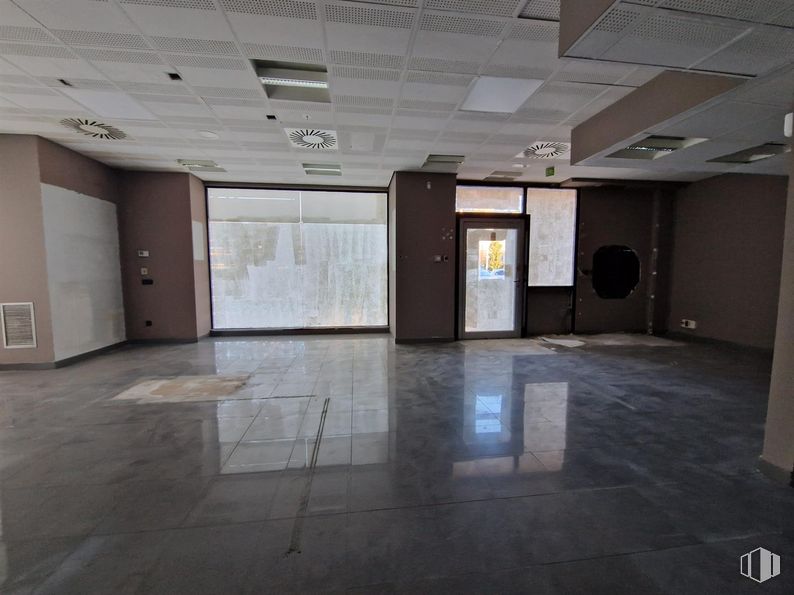 Retail for sale at Calle Isabel de Farnesio, Boadilla del Monte, Madrid, 28660 with door, light fixture, flooring, floor, ceiling, interior design, tile flooring, glass, hall and tile around