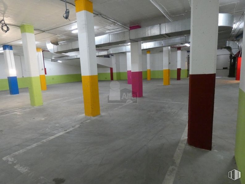 Retail for sale at Sector Escultores, Tres Cantos, Madrid, 28760 with fixture, building, interior design, floor, flooring, parking, material property, gas, composite material and city around