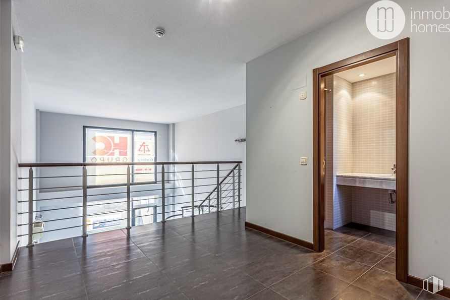 Oficina en venta en Avenida Constitución, Coslada, Madrid, 28820 con propiedad, accesorio, madera, hall, interiorismo, suelos, suelo, puerta, inmobiliario y techo alrededor