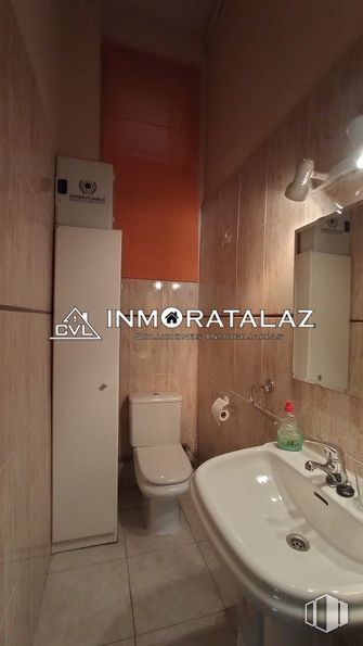 Local en venta en Avenida de Moratalaz, Moratalaz, Madrid, 28030 con inodoro, fregadero, marrón, propiedad, accesorio de fontanería, grifo, baño, producto, espejo y edificio alrededor