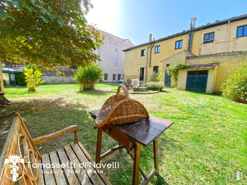 Retail for sale at Zona Centro, San Ildefonso, Segovia, 40100 with table, bench, house, plant, property, sky, building, window, tree and outdoor furniture around