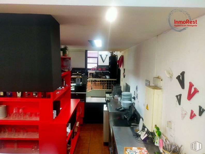 Retail for rent at Zona empresarial Julián Camarillo, San Blas - Canillejas, Madrid, 28037 with product, interior design, building, shelving, floor, flooring, shelf, television, houseplant and ceiling around