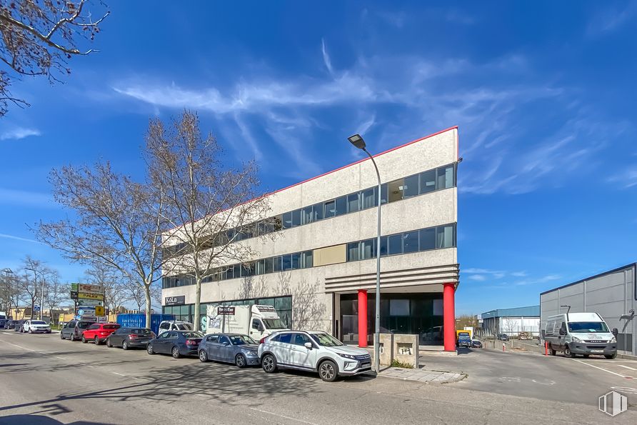 Nave en alquiler en Avenida Fuente Nueva, 5, San Sebastián de los Reyes, Madrid, 28703 con coche, edificio, camión, nube, cielo, luz de estacionamiento automotriz, rueda, vehículo terrestre, neumático y vehículo alrededor