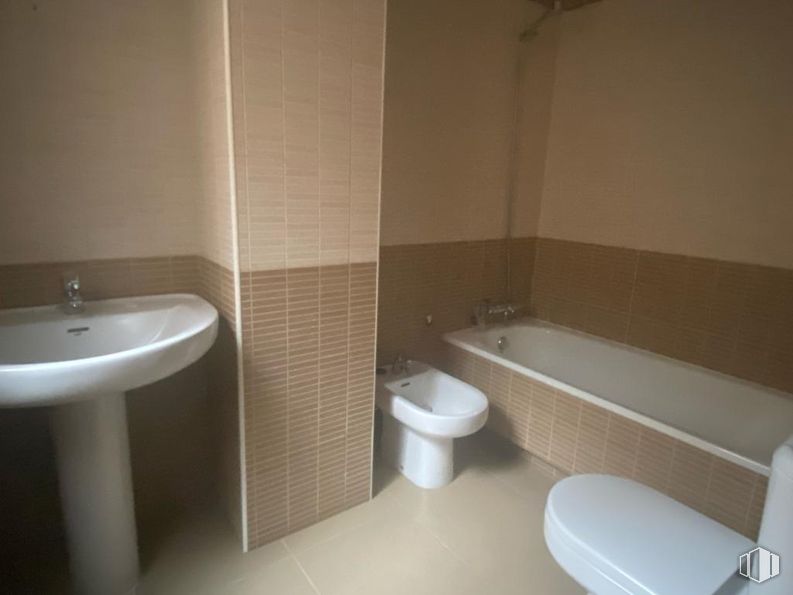 Office for sale at Calle Sabina, Yebes, Guadalajara, 19139 with toilet, sink, bidet, flooring, floor, plumbing fixture, bathroom, plumbing, composite material and tile around