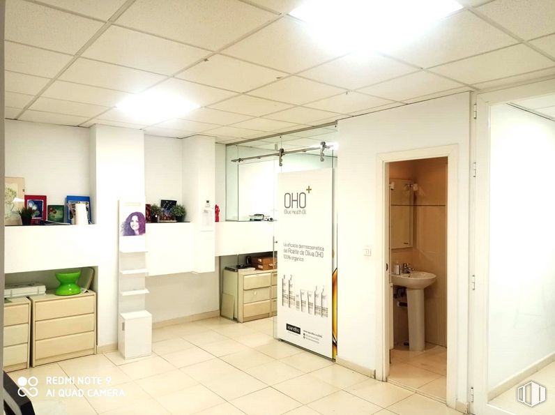 Retail for rent at Avenida Libertad, Alcorcón, Madrid, 28925 with cabinetry, building, fixture, flooring, chair, floor, door, shelf, ceiling and chest of drawers around