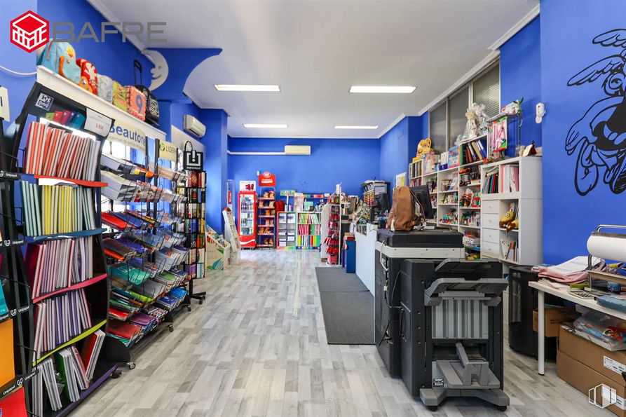 Retail for sale & for rent at Casco urbano, Fuenlabrada, Madrid, 28945 with bookcase, furniture, shelf, blue, shelving, publication, floor, retail, flooring and customer around