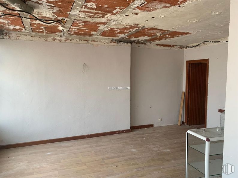 Retail for sale at Calle Agustín Rodríguez Sahagun, Ávila, 05003 with door, building, wood, interior design, house, floor, wall, flooring, hall and hardwood around