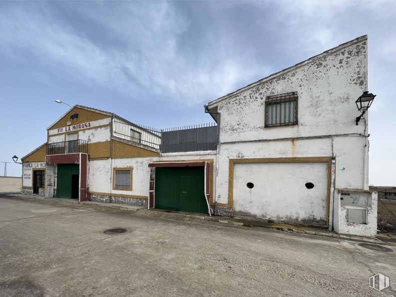 Industrial for sale at Calle Roble, San Pedro del Arroyo, Ávila, 05350 with window, door, building, sky, cloud, land lot, house, fixture, asphalt and facade around