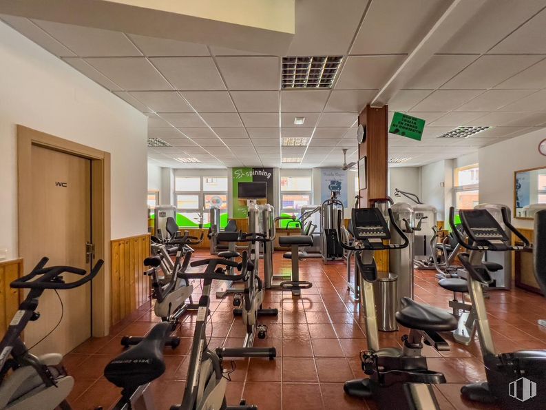 Retail for sale at Calle Eras, Ávila, 05002 with stationary bicycle, office chair, building, desk, interior design, flooring, floor, houseplant, chair and table around