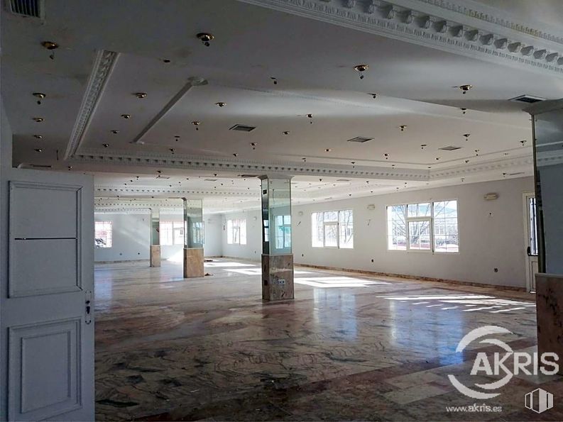 Retail for sale at Avenida de Europa, Griñón, Madrid, 28971 with door, window, hall, fixture, flooring, floor, glass, ceiling, space and event around