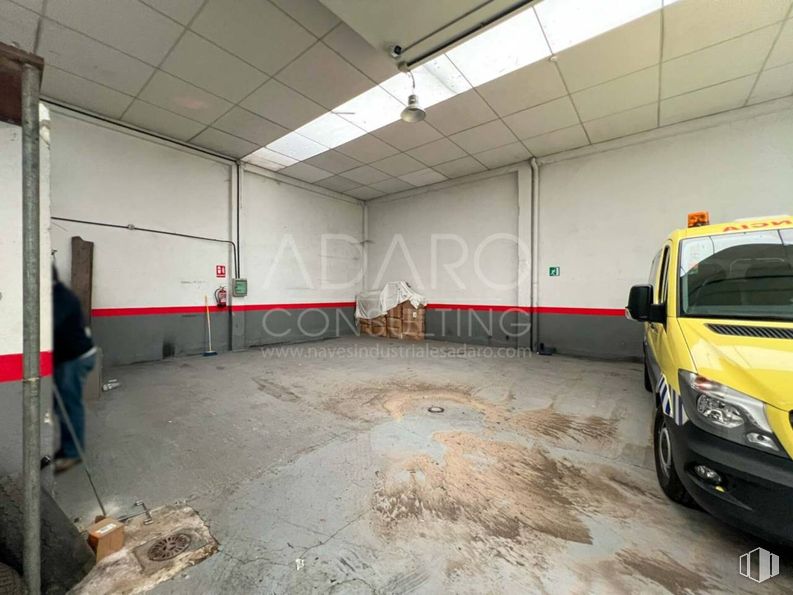 Industrial for sale at Calle Impresores, Getafe, Madrid, 28906 with car, tire, van, wheel, person, automotive parking light, automotive lighting, parking, automotive wheel system and parking lot around