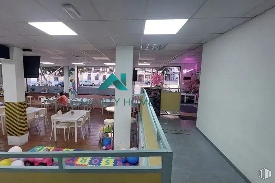 Retail for rent at Barrio Numancia, Puente de Vallecas, Madrid, 28038 with flooring, shelf, chair, bookcase, ceiling, table, shelving, retail, event and magenta around