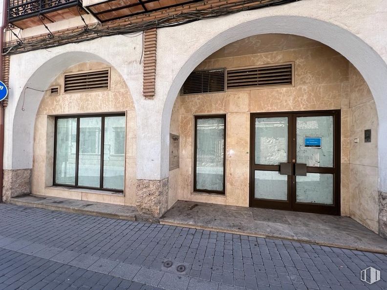 Retail for sale at Zona Plaza Mayor, Ocaña, Toledo, 45300 with door, window, fixture, brickwork, brick, wood, architecture, shade, facade and real estate around