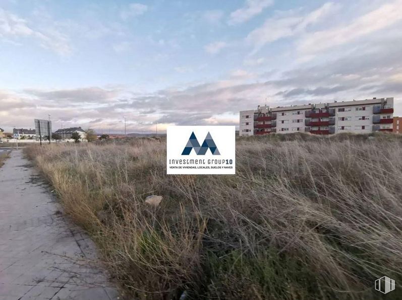 Land for sale at Arrabal 3/2 Bachiller 2, Ávila, 05002 with building, cloud, sky, plant, natural landscape, land lot, grassland, plain, landscape and cumulus around