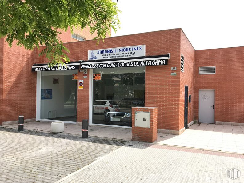 Retail for sale at Paseo Convivencia, 3, Torrejón de Ardoz, Madrid, 28850 with door, building, car, tire, window, vehicle, wheel, road surface, sky and asphalt around