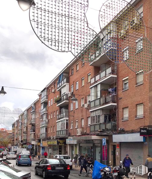 Local en alquiler y venta en Calle Constitucion, 39, Alcobendas, Madrid, 28100 con coche, persona, neumático, rueda, vehículo terrestre, nube, edificio, cielo, fotografía y vehículo alrededor