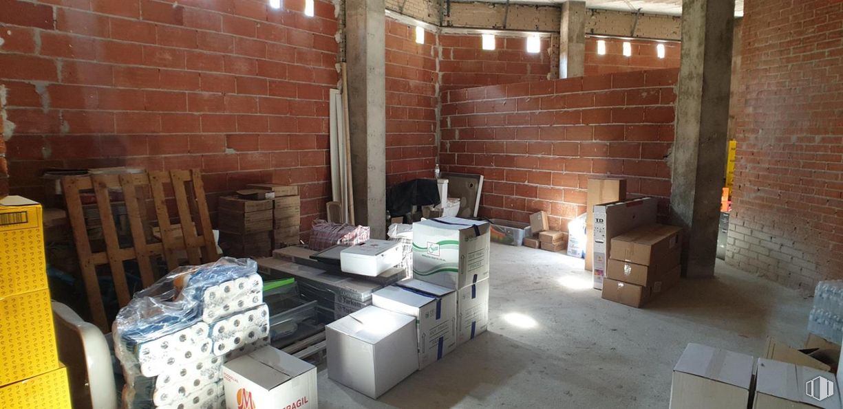 Retail for sale at Ensanche Vallecas, Villa de Vallecas, Madrid, 28031 with box, shipping box, cardboard packaging, floor, brickwork, packaging and labeling, cardboard, inventory, warehouse and packing materials around