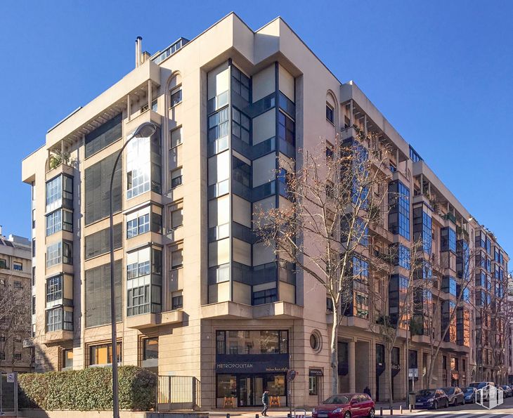 Office for rent at Calle Téllez, 24, Retiro, Madrid, 28007 with building, sky, window, tower block, condominium, urban design, commercial building, neighbourhood, material property and facade around