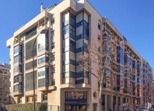 Office for rent at Calle Téllez, 24, Retiro, Madrid, 28007 with building, sky, window, tower block, condominium, urban design, commercial building, neighbourhood, material property and facade around