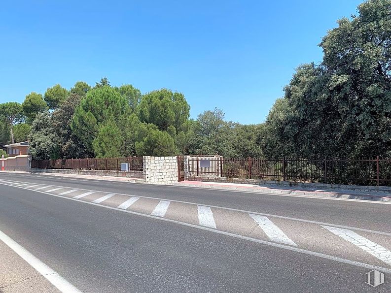 Land for sale at Carretera Madrid, Aldea del Fresno, Madrid, 28620 with sky, road surface, asphalt, urban design, tar, tree, thoroughfare, shade, composite material and sidewalk around