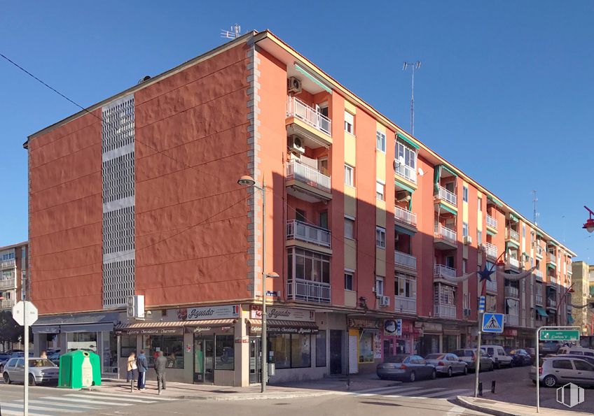 Local en venta en Calle Reina Victoria, 18, Parla, Madrid, 28980 con edificio, cielo, ventana, luz de la calle, diseño urbano, condominio, fachada, edificio comercial, rueda y bienes raíces alrededor