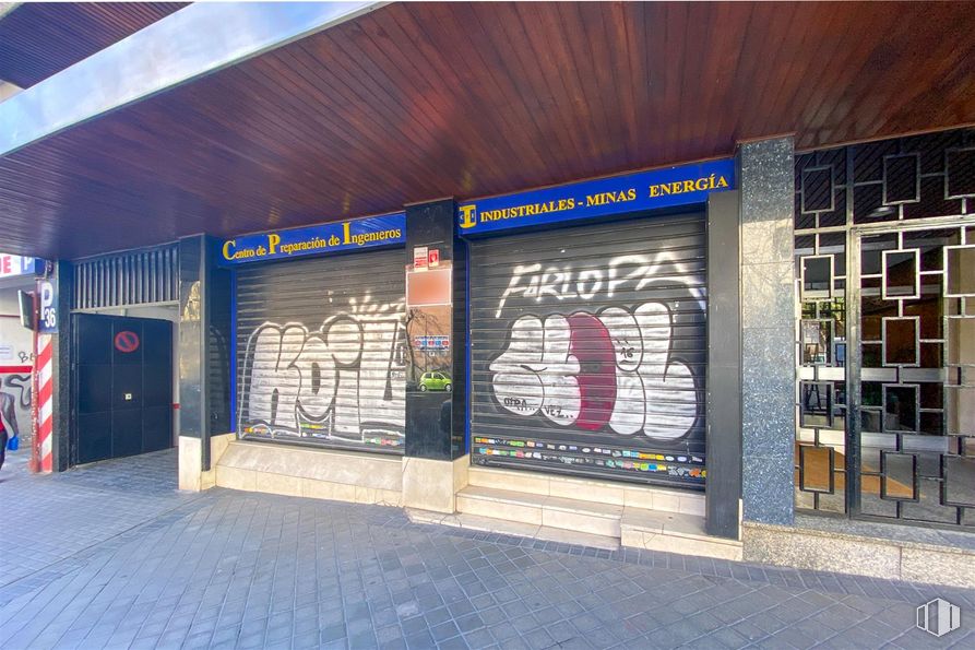 Local en alquiler y venta en Calle Ríos Rosas, 34, Chamberí, Madrid, 28003 con fachada, ciudad, gas, fuente, accesorio, publicidad, azul eléctrico, señalización, material compuesto y suelos alrededor