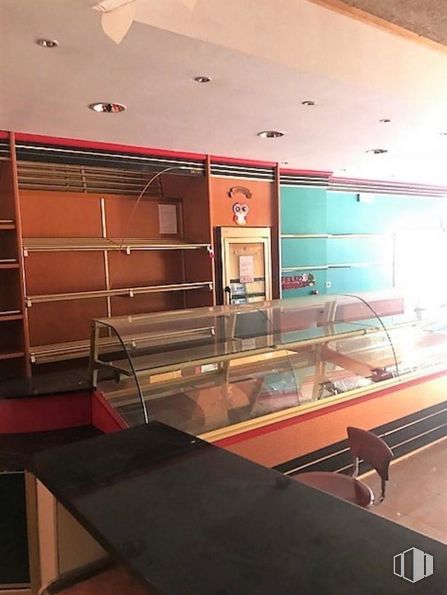 Retail for rent at Avenida Vía Roma, Segovia, 40003 with wood, interior design, flooring, floor, wall, hardwood, varnish, living room, ceiling and wood stain around