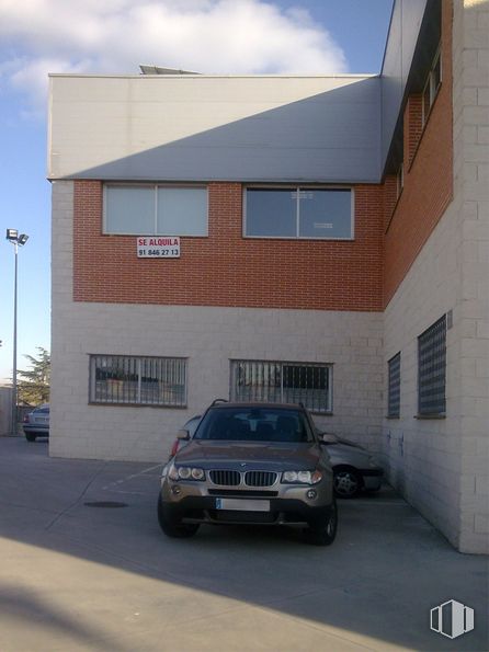 Nave en alquiler en Avenida Reyes, 3, Colmenar Viejo, Madrid, 28770 con coche, ventana, neumático, rueda, iluminación del automóvil, luz de estacionamiento, aparcamiento, luces traseras y de freno, sistema de ruedas para automóviles y puerta del coche alrededor