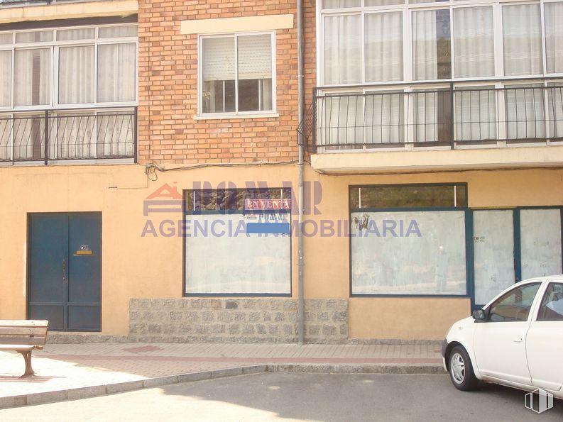 Retail for sale at Calle Hornos Caleros, 48, Ávila, 05001 with car, window, door, building, tire, property, wheel, vehicle, neighbourhood and house around