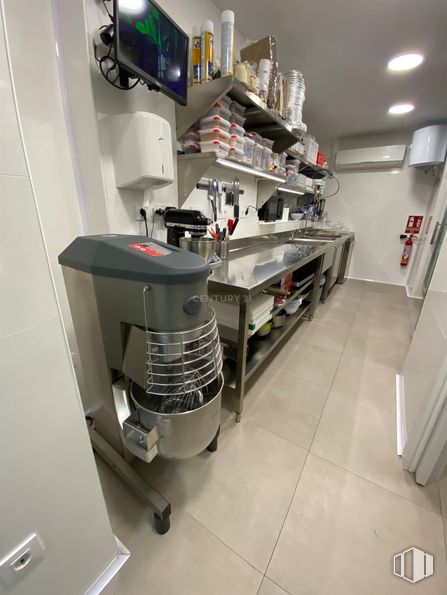 Retail for rent at Avenida de Europa, 17, Pozuelo de Alarcón, Madrid, 28224 with television, home appliance, kitchen appliance, shelving, machine, shelf, kitchen, countertop, aluminium and major appliance around