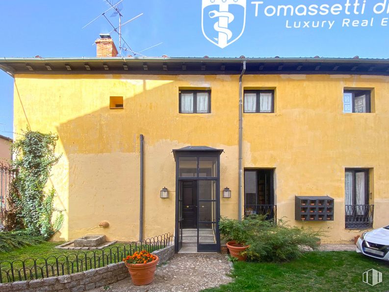 Retail for sale at Zona Centro, San Ildefonso, Segovia, 40100 with car, flowerpot, door, houseplant, window, plant, property, sky, building and architecture around