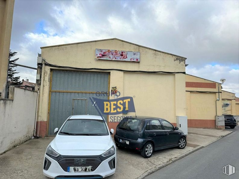 Nave en alquiler en Zona industrial La Lastrilla, La Lastrilla, Segovia, 40196 con coche, neumático, nube, luz de estacionamiento, cielo, vehículo, rueda, matrícula del vehículo, capó y rejilla alrededor