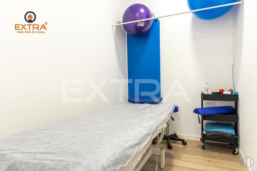 Retail for sale at Avenida General Perón, Tetuán, Madrid, 28020 with bed, balloon, blue, comfort, wood, flooring, bed frame, hardwood, electric blue and linens around