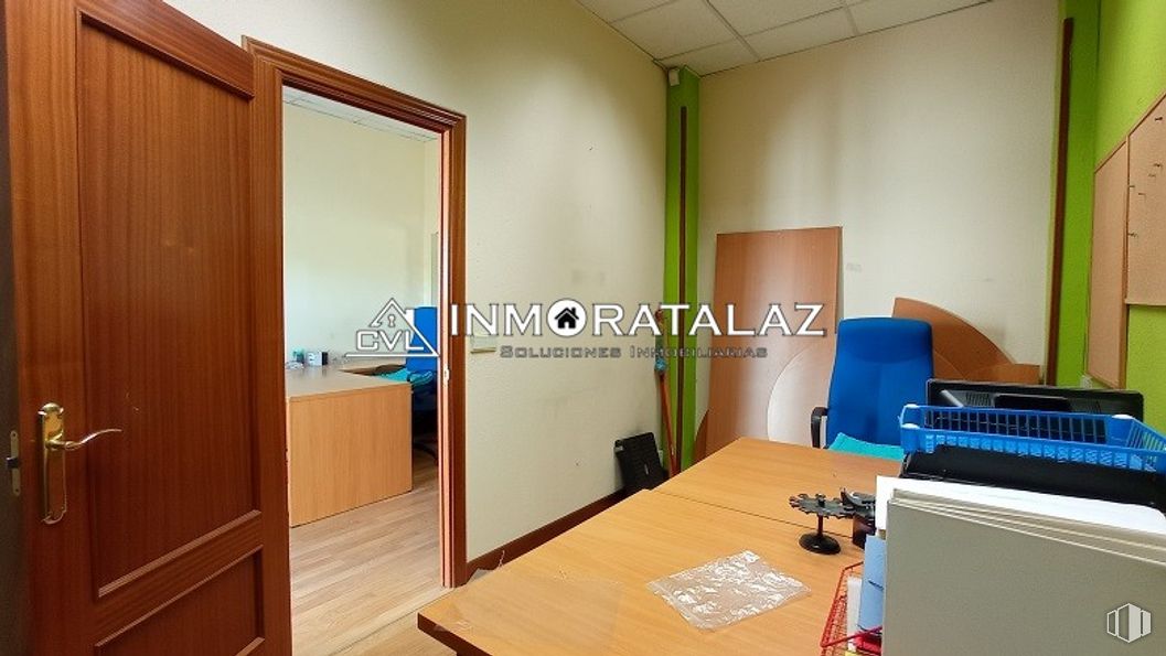 Local en venta en Avenida de Moratalaz, Moratalaz, Madrid, 28030 con silla, mesa, puerta, planta de interior, mesa, propiedad, edificio, madera, accesorio y diseño de interiores alrededor