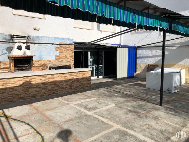 Retail for sale at Avenida Paz, 27, Orusco de Tajuña, Madrid, 28570 with shade, wood, floor, flooring, wall, road surface, beam, facade, brickwork and concrete around