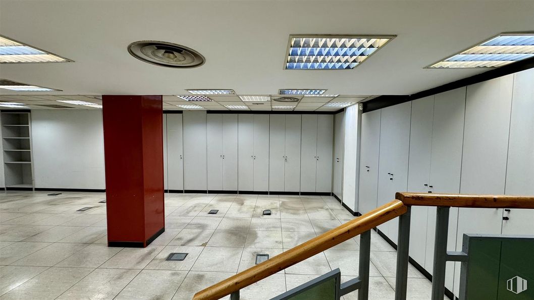 Retail for rent at Paseo Castellana, 192, Chamartín, Madrid, 28046 with light fixture, lighting, flooring, floor, ceiling, interior design, composite material, glass, tile flooring and tile around