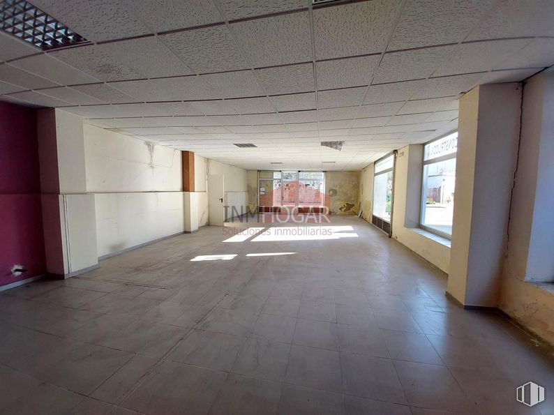 Nave en venta en Zona Centro, Arévalo, Ávila, 05200 con suelo, suelos, techo, suelo de baldosas, hormigón, hall, material de construcción, iluminación natural, azulejo y transparencia alrededor