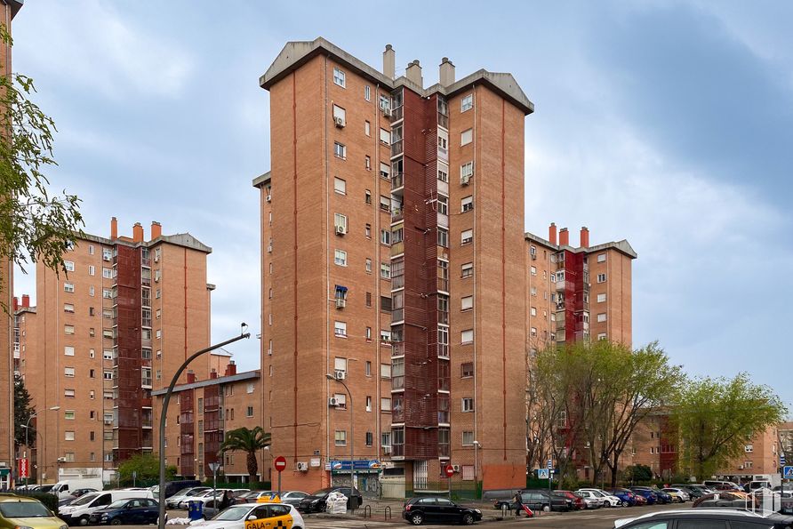 Local en alquiler en Calle Guadalcázar, 2, Puente de Vallecas, Madrid, 28053 con edificio, cielo, coche, rueda, neumático, propiedad, ventana, nube, vehículo y infraestructura alrededor