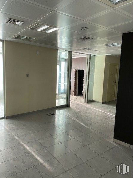 Retail for sale at Avenida Virgen Loreto, Torrejón de Ardoz, Madrid, 28850 with fixture, tile flooring, flooring, floor, hall, glass, ceiling, composite material, tints and shades and event around