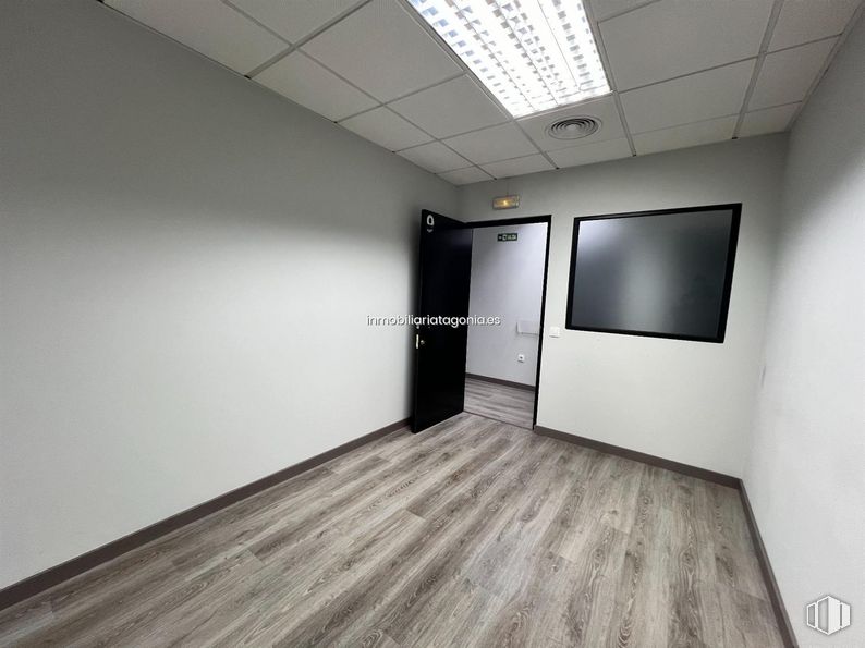 Oficina en alquiler en Carretera Villaverde a Vallecas, Villa de Vallecas, Madrid, 28031 con televisión, edificio, hall, madera, interiorismo, suelos, suelo, accesorio, madera dura y suelo laminado alrededor