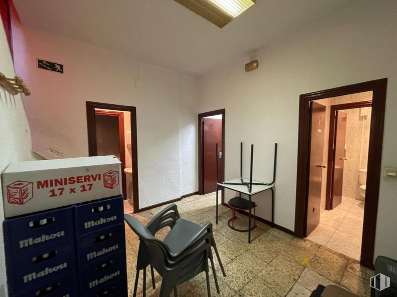 Local en venta en Barrio del Pilar, Fuencarral - El Pardo, Madrid, 28029 con silla, puerta, propiedad, edificio, madera, interiorismo, suelos, suelo, marco y madera dura alrededor