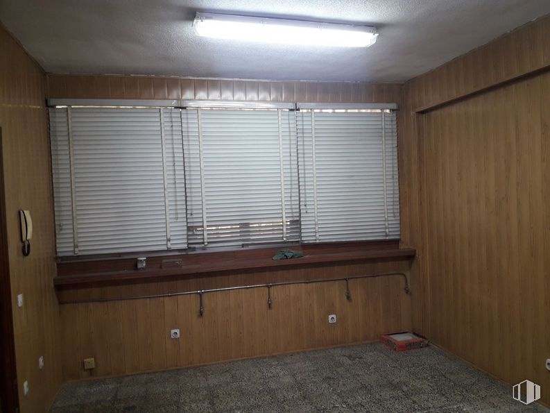 Local en venta en Ronda Toledo, Arganzuela, Madrid, 28005 con persiana de la ventana, edificio, ventana, madera, casa, suelos, suelo, sombra, tinte para madera y accesorio alrededor