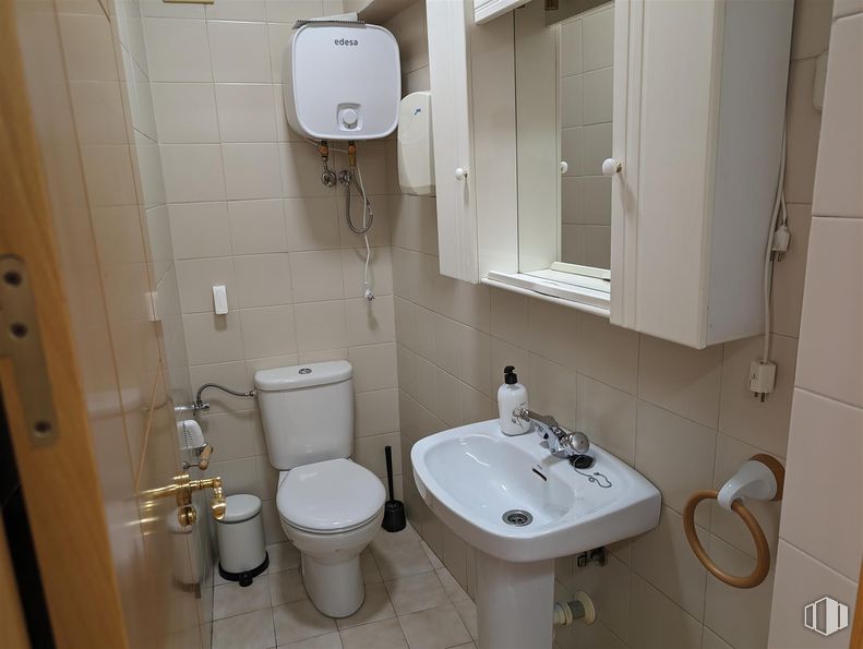 Oficina en alquiler en Calle Gran Vía, 28, Majadahonda, Madrid, 28220 con inodoro, fregadero, asiento del inodoro, cuarto de baño, lavabo, accesorios de fontanería, grifo, suelos, fontanería y suelo alrededor